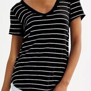 Juniors' SO® Short Sleeve V-Neck Tee